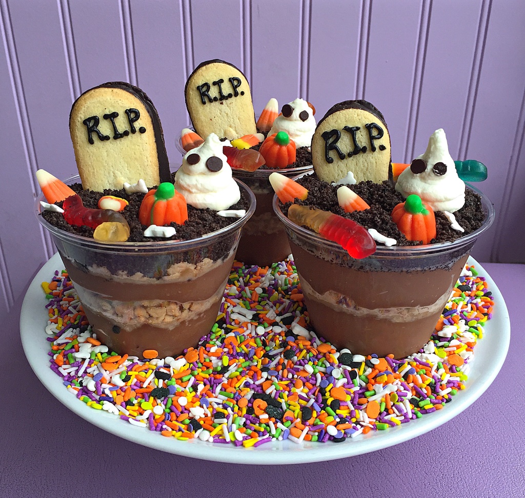 Ghoulish Graveyard Dessert Cups // Photo: @sherriesavorsthecity