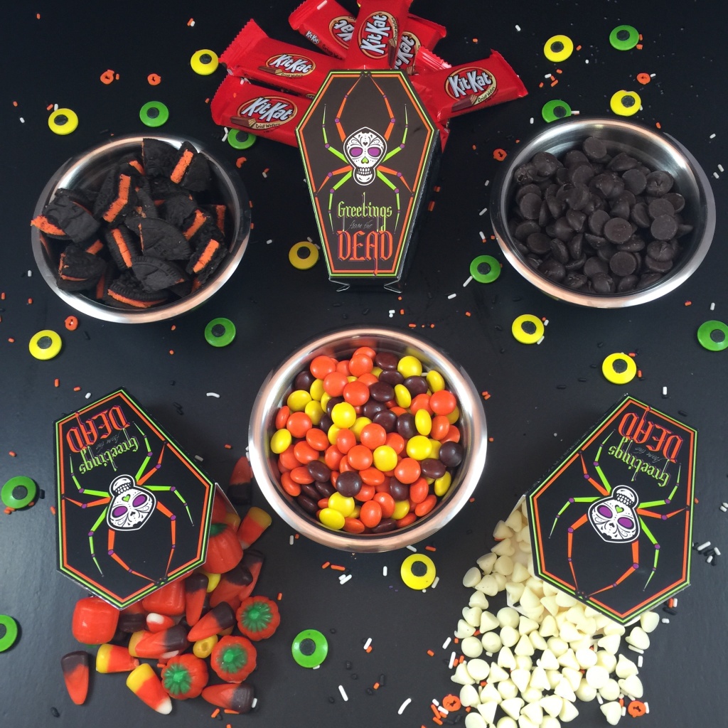 Fab Recipe: Halloween Candy Bark // Photo: @fabsoopark
