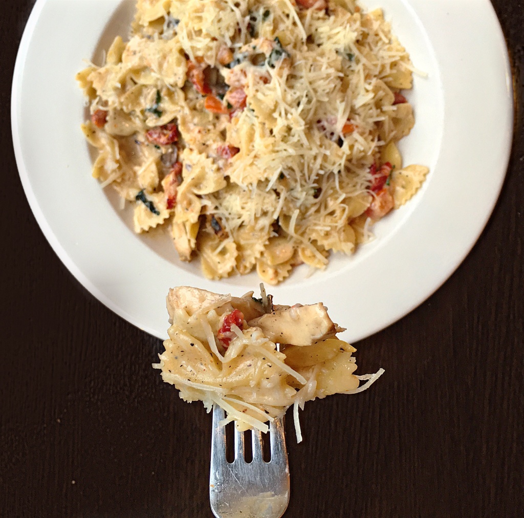 Farfalle Pollo at The Pasta Bowl // Photo: @sherriesavorsthecity