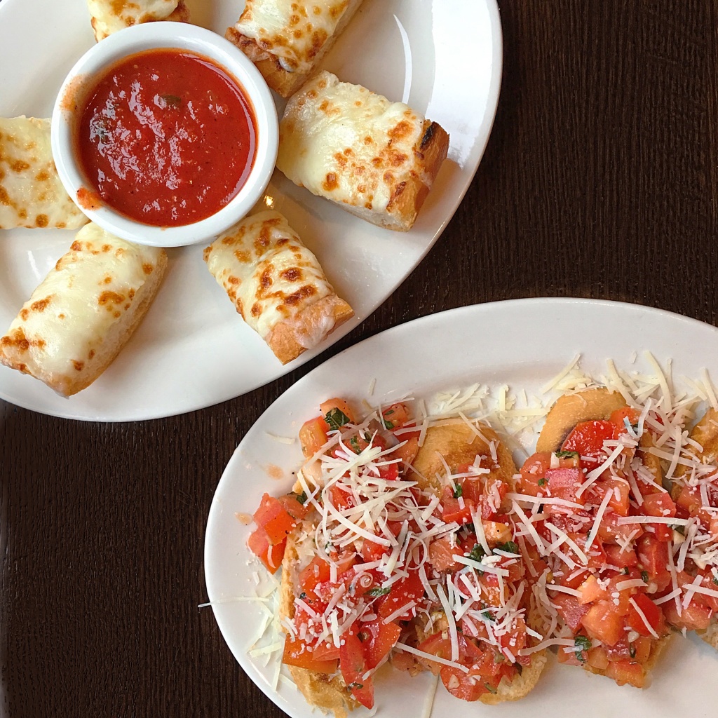 Garlic Cheese Bread and Bruschetta at The Pasta Bowl // Photo: @sherriesavorsthecity