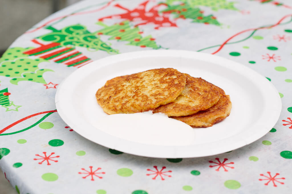 Potato pancakes with sour cream // Photo: @chelsias