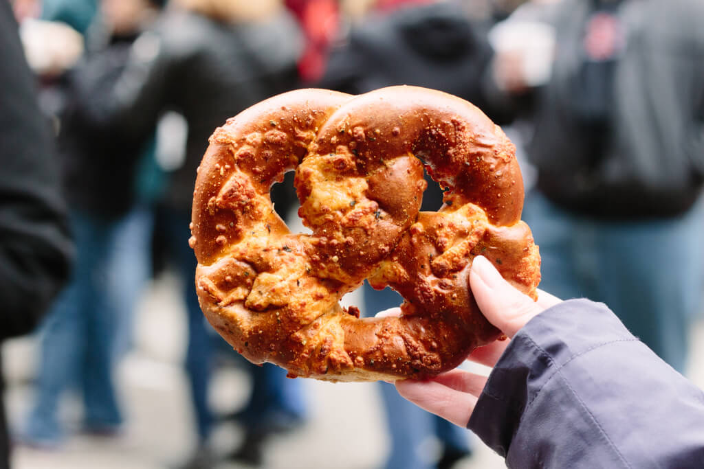 Pizza-stuffed soft pretzel // Photo: @chelsias