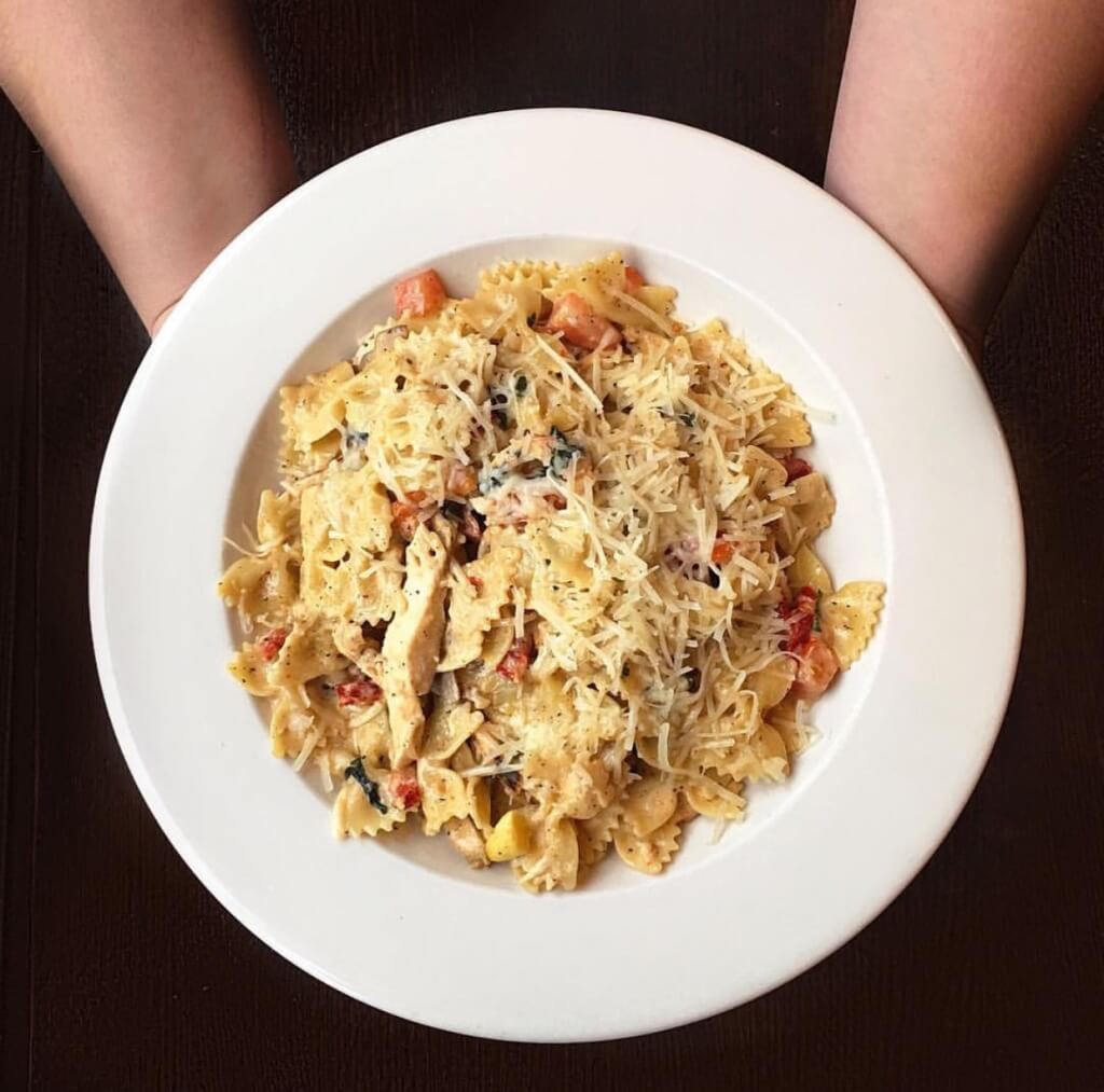 Farfalle Pollo at The Pasta Bowl // Photo: @sherriesavorsthecity