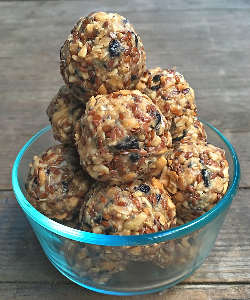 Vanilla-Cashew-Blueberry Energy Bites // Photo: @sherriesavorsthecity