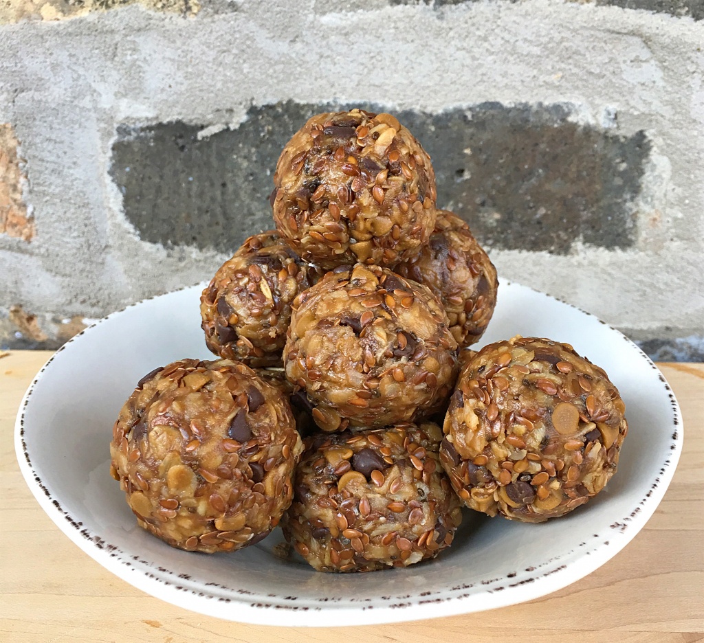 No Bake Peanut Butter Oatmeal Energy Bites // Photo: @sherriesavorsthecity