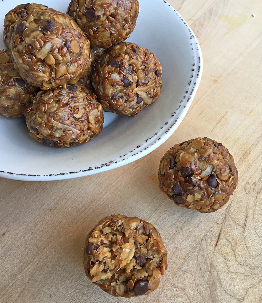 No Bake Peanut Butter Oatmeal Energy Bites // Photo: @sherriesavorsthecity