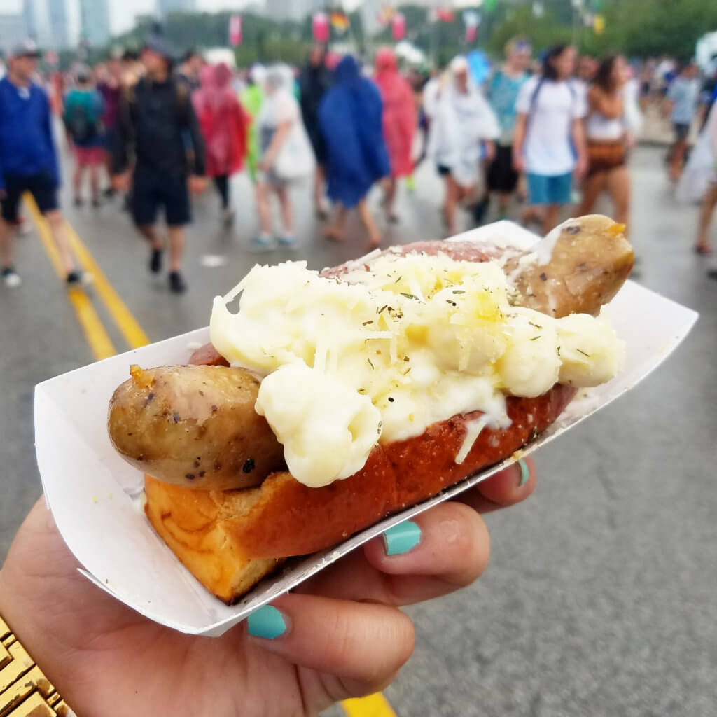 Bacon Mac ‘n’ Cheese Dog from Franks ‘N’ Dawgs at Lollapalooza // Photo: @topchicagoeats