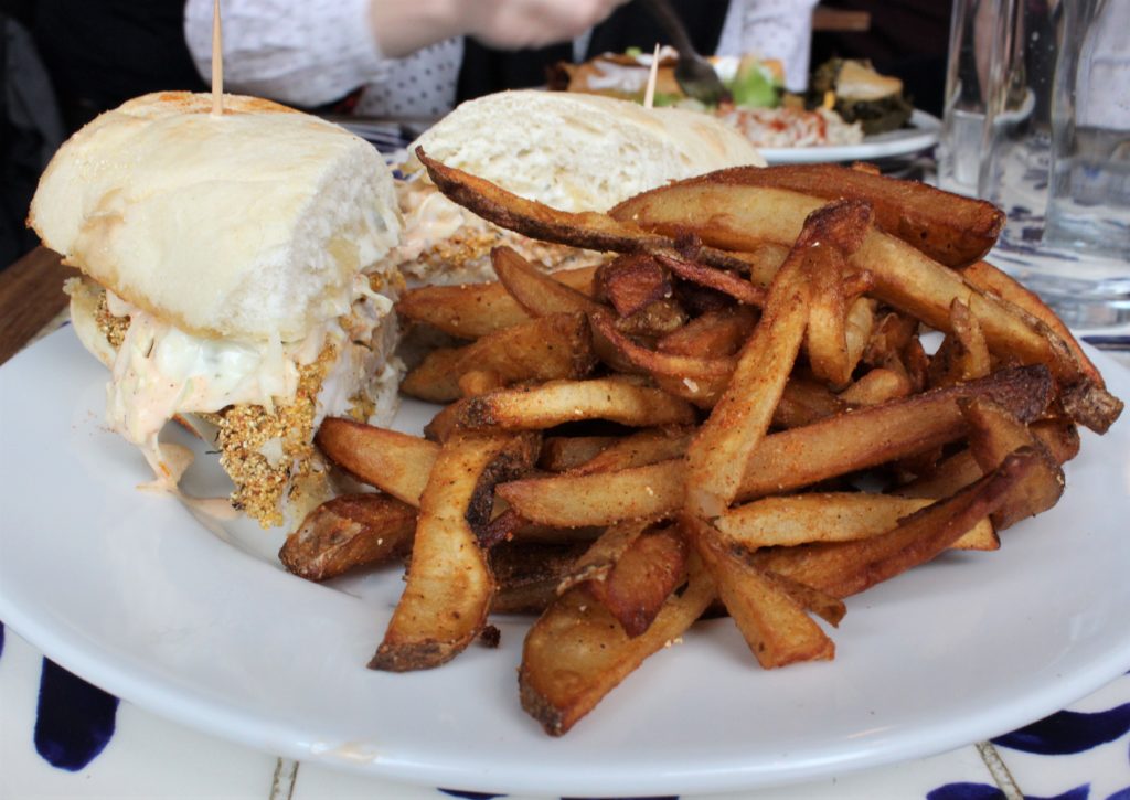 Fab Review: Currency Exchange Cafe // Catfish Poboy // Photo: @senxeats