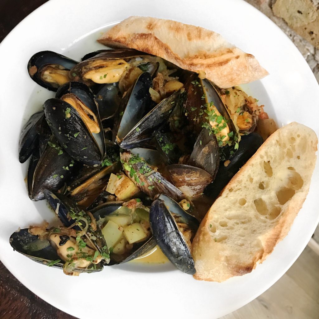 Fab Review: Centennial Crafted Beer and Eatery // Mussels // Photo: @topchicagoeats