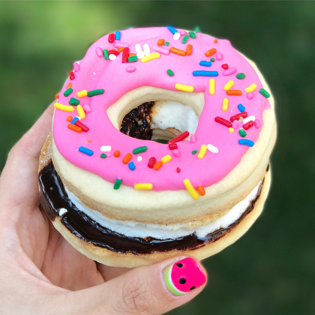 Fab Review: XO Marshmallow // Donut S'more // Photo: @fabsoopark