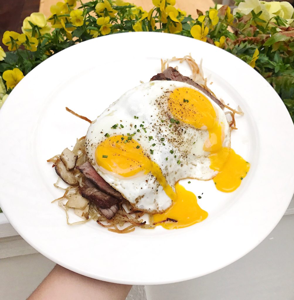 Fab Review: Brunch at La Storia // Steak & Sunnyside Up Egg // Photo: @topchicagoeats