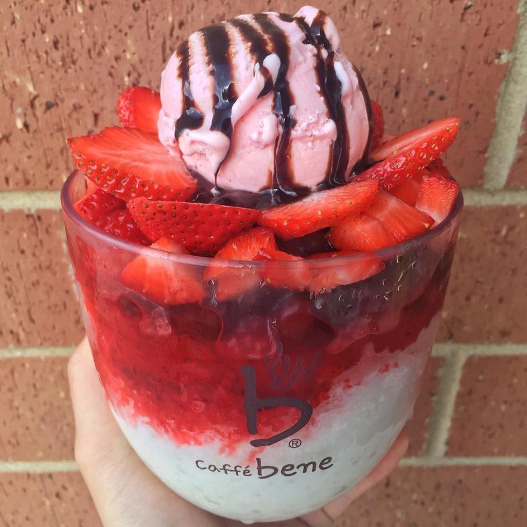 Strawberry Bingsu at Caffé Bene // Photo: @weeatchicago