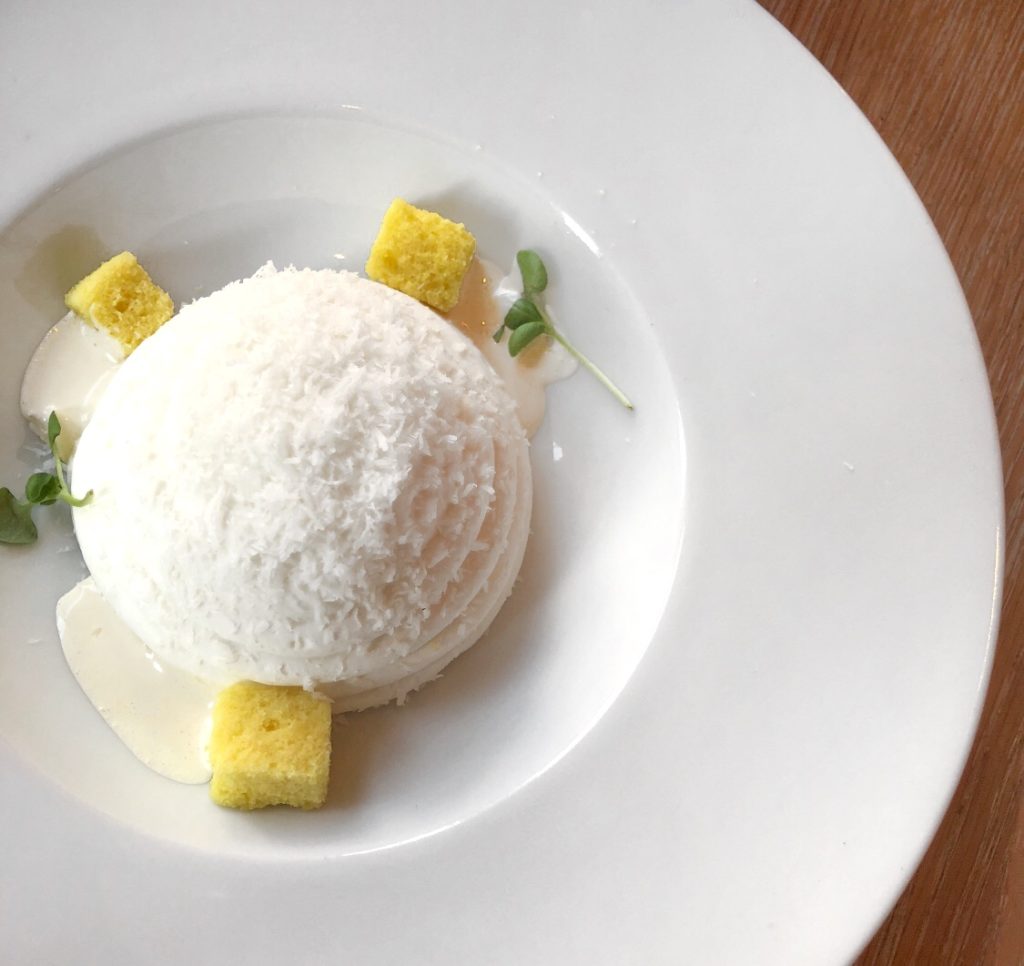 Lemon Pavlova at Travelle Kitchen + Bar // Photo: @topchicagoeats