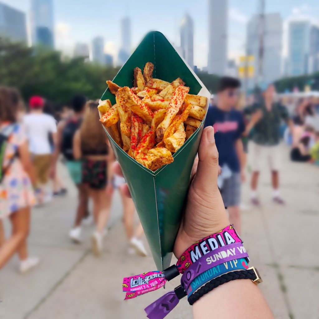 Fab Happenings: Top 10 Things We Ate/Drank at Lollapalooza 2018 // Flamin’ Hot Cheetos Fries from Edzo’s Burger Shop // Photo: @topchicagoeats